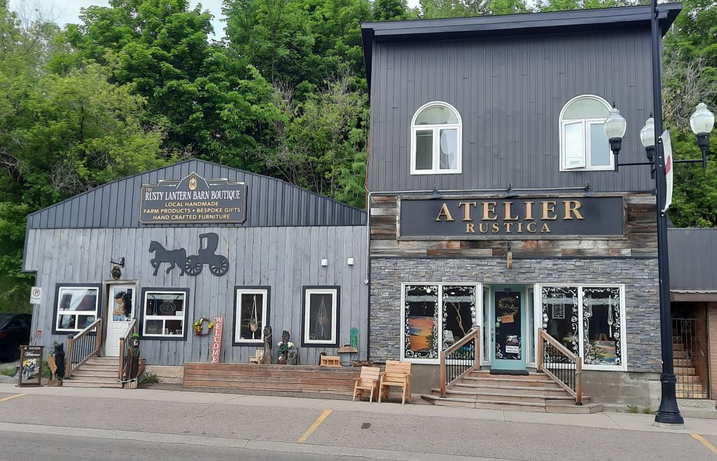 The rusty lantern barn boutique front of the building